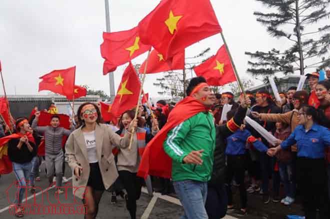 Không khí náo nhiệt đón đội tuyển U23 Việt Nam tại sân bay Nội Bài, Hà Nội ảnh 6